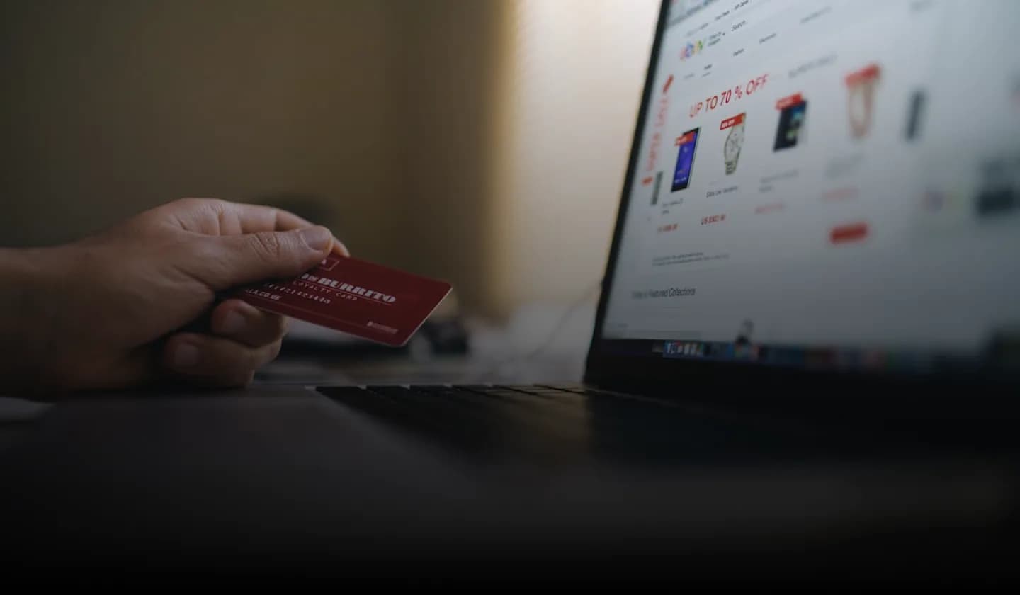 Paiement en ligne sur ordinateur portable avec carte de crédit pour un achat e-commerce